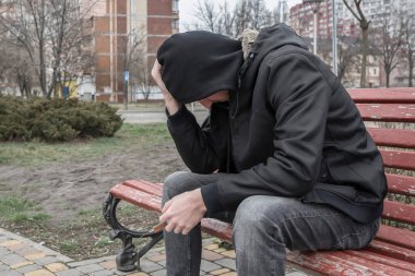 Elinde şırıngayla dışarıda uyuşturucu bağımlılığı krizine girmiş bir adam. Yaşam tarzı, bağımlılık konsepti.