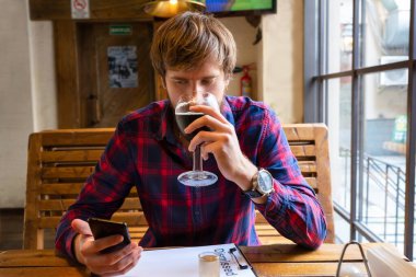 Barda bira içen genç bir adam. Sorunları olan işsiz bir genç adam barda tek başına oturur ve içki içer. Alkolizm kavramı.