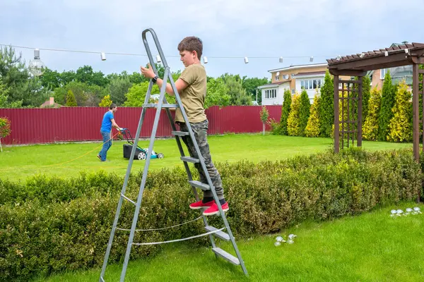 Δουλειά Στον Κήπο Ένα Αγόρι Τον Πατέρα Του Δουλεύουν Στην — Φωτογραφία Αρχείου