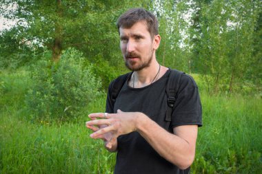 Doğada sakallı bir adamın portresi. Ormanda kamp yapmak..