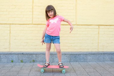 Kaykaylı modern şehirli hippi kız dışarıda eğleniyor. Spor, spor, yaşam tarzı..