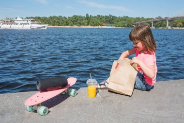 Güneşli bir günde şehirde gezinen küçük hippi kız. Yaşam tarzı.