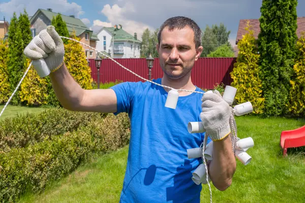 Ένας Άντρας Ηλεκτρικό Καλώδιο Δουλεύει Στον Κήπο Καθαρισμός Πλάτης — Φωτογραφία Αρχείου
