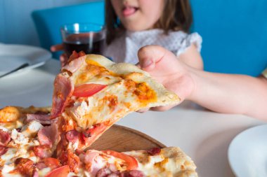 Elin masada bir dilim pizzayla, kapat..