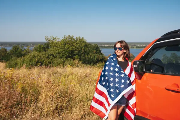 Jovem Com Bandeira Dos Estados Unidos América Perto Carro Dia — Fotografia de Stock