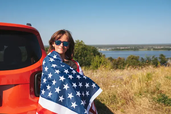Retrato Uma Jovem Mulher Feliz Com Bandeira América Perto Carro — Fotografia de Stock