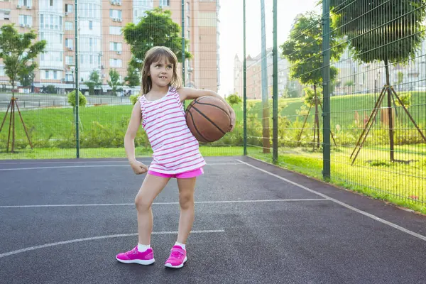 Oyun Bahçesinde Basketbol Topu Olan Tatlı Bir Kız Sağlıklı Yaşam — Stok fotoğraf