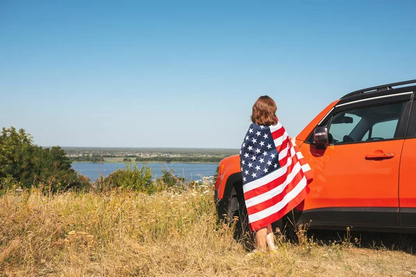 Jovem Com Bandeira Dos Eua Perto Carro Apreciando Natureza Visão — Fotografia de Stock