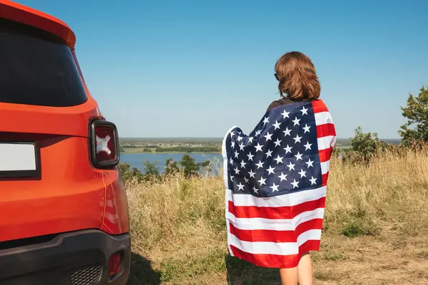 Uma Jovem Com Uma Bandeira Americana Está Perto Seu Carro — Fotografia de Stock