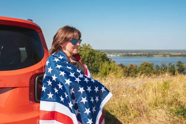 Uma Mulher Patriótica Com Uma Bandeira Americana Está Perto Seu — Fotografia de Stock