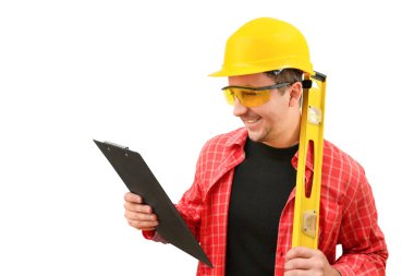 Kasklı gülümseyen bir erkek müteahhit ve beyaz bir arka planda kontrat. İnşa, geliştirme, takım çalışması ve insan konsepti.