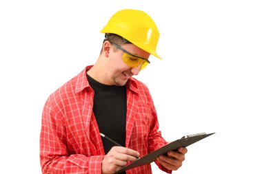 İnşaat kaskı takmış bir erkek müteahhit ve beyaz arka planda bir sözleşmesi var. İnşaat, geliştirme, takım çalışması.