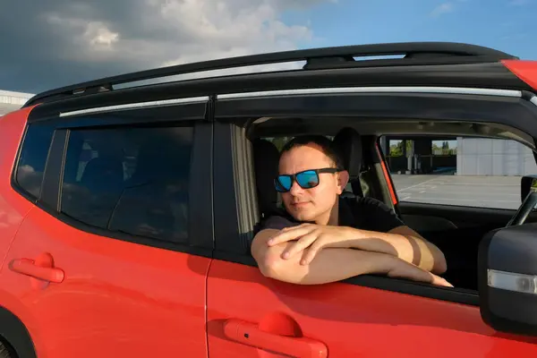 Jovem Óculos Sol Senta Carro Estacionamento Dia Ensolarado — Fotografia de Stock