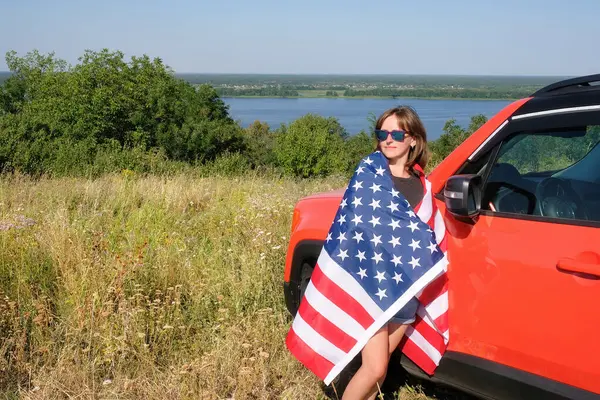 Uma Jovem Com Uma Bandeira Americana Está Perto Seu Carro — Fotografia de Stock