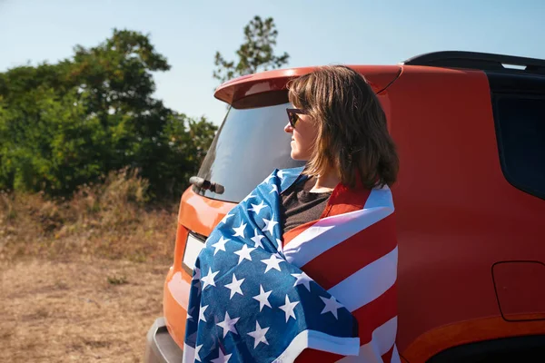 Jovem Com Bandeira Americana Natureza Perto Carro Estilo Vida Livre — Fotografia de Stock