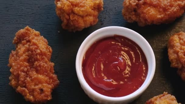 Gebratene Hühnerstreifen Mit Sauce Auf Einem Schwarzen Tisch Ansicht Von — Stockvideo