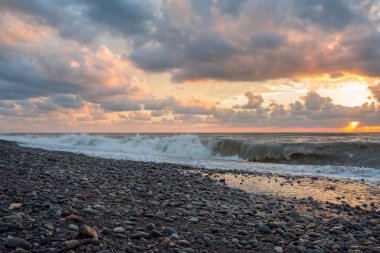 Deniz kıyısında güzel bir manzara.