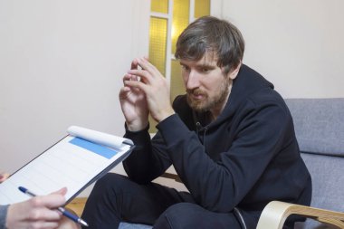 Psikoterapi ofisinde sorunlarından bahseden bir adam. Aile psikoloğuna bir gezi. Ruh Sağlığı