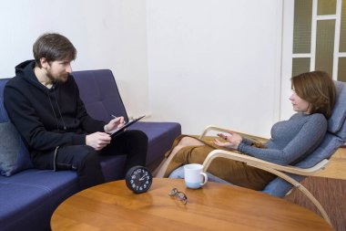 Profesyonel bir psikolog hastaya seans sırasında yardım eder. Psikolojik tedavi.