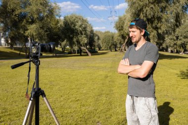 Bir adam, sosyal ağlar için sokakta dijital kamerayla video kaydediyor..