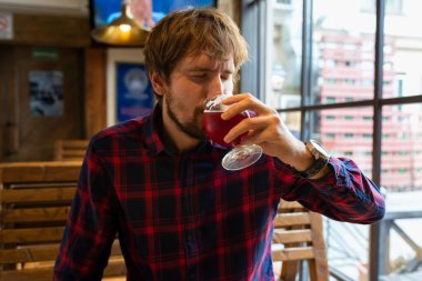 Barda bira içen bir adam. Alkolizm kavramı, alkol bağımlılığıyla mücadele. Kriz, işsizlik, yalnızlık