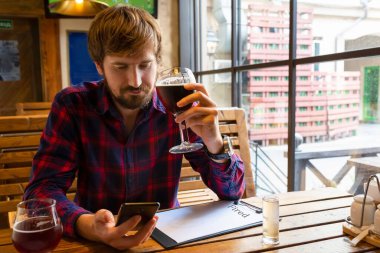 Barda alkol bağımlılığı, depresyon ve yalnızlıkla boğuşan bir adam. Alkolik. Alkolizm kavramı