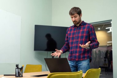 Müdür ofiste dizüstü bilgisayarla çalışıyor. Çevrimiçi danışmanlık, başlangıç, iş. İş ve girişimcilik kavramı.