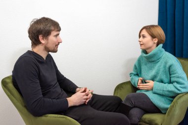 Ofisteki bir kadın psikoloğa danışmanlık yapan genç bir adam. Uyuşturucu bağımlılığı, kriz, depresyon kavramı.