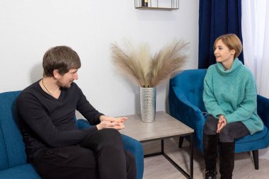 Bir psikologun ofisinde terapi gören genç bir adam. Uyuşturucu bağımlılığı, kriz, depresyon kavramı.