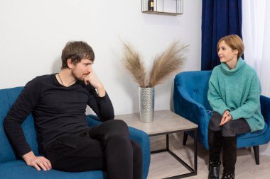 Psikolog ofiste mutlu bir adamla görüşüyor. Psikolog muayenehanesinde bir adam konsültasyon için bekliyor. Erkek sağlığı kavramı.