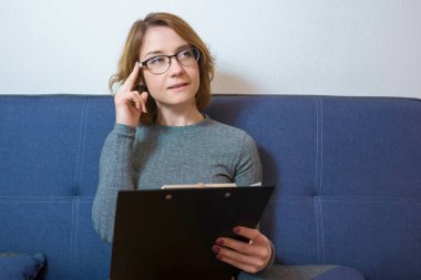 Ofiste profesyonel psikoterapist çalışıyor. Psikolojik tedavi.