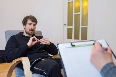 Psikoterapistle görüşen bir adamın portresi, sorunlarından bahsediyor. Ruh Sağlığı.