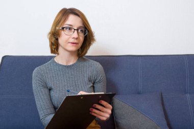 Genç psikoterapist not defterine not alır. Profesyonel psikoloğun sağlık hizmeti konsepti.