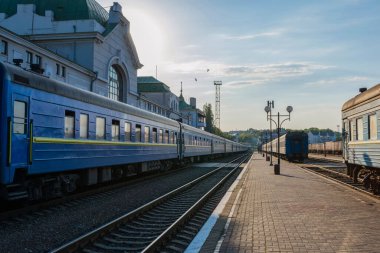 Trenler güneşli bir günde tren istasyonunda durur..