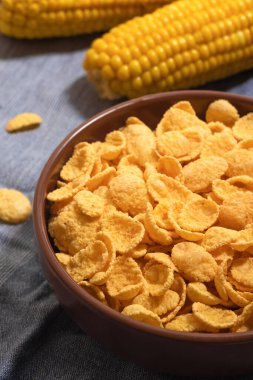 Masanın üstünde mısır gevreği var. Sağlıklı kahvaltı..