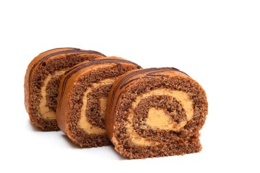 Dilimlenmiş sünger rulosu ve beyaz arka planda izole edilmiş çikolata..