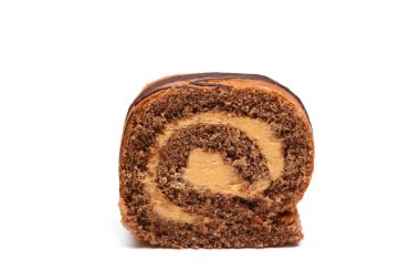 Beyaz arka planda izole edilmiş çikolatalı krema rulosu. Şekerlemeci.