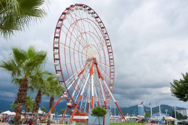 Batumi, Adjara, Georgia - 06 Ağustos 2018: Batum seti üzerindeki dönme dolap. Yakın plan.