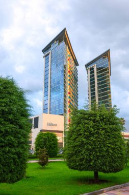 Batumi, Georgia - 12 Ağustos 2018: Batumi 'de iki modern Hilton Oteli gökdeleni.