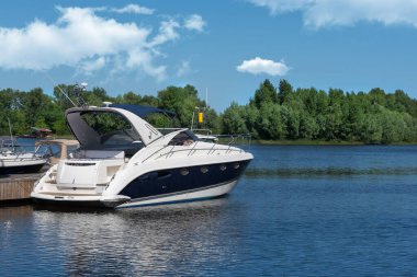 Kiev, Ukrayna - 01 Haziran 2018: Nehirdeki demirli tekne.