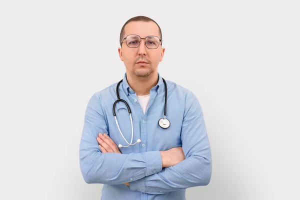 Portret Van Een Serieuze Mannelijke Dokter Een Witte Achtergrond Gezondheidszorg Stockfoto