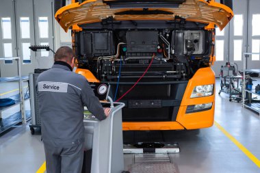 Bir araba servisinde bilgisayar taraması yapan bir kamyon. Büyük bir garajda kamyonların bakım ve onarımı. Araç servisi, onarım, lojistik ve ulaşım.