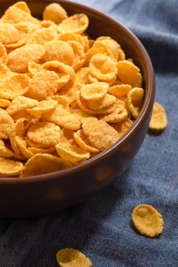 Kahvaltı için mısır gevreği kasede, yakın plan..