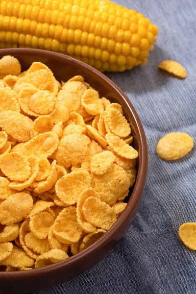 Kahvaltı için kasede mısır gevreği, yakın plan..