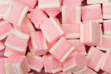 Pastel renkte pembe şekerlemeler. Yukarıdan görüntüle.