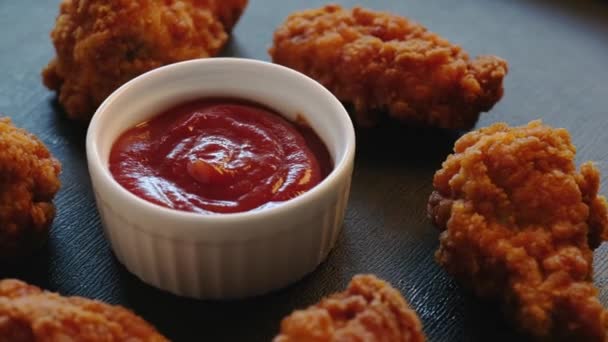 Stekta Kycklingklimpar Med Ketchup Roterar Långsamt Snabbmat — Stockvideo