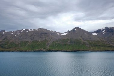 Deniz kıyısında dağları olan tropikal deniz manzarası. Macera konsepti.