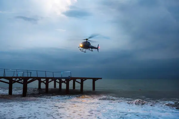 Sebuah Helikopter Lepas Landas Selama Badai Laut Stok Gambar
