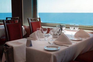 Gemide denize bakan bir restoran var. Bir yolcu gemisi..