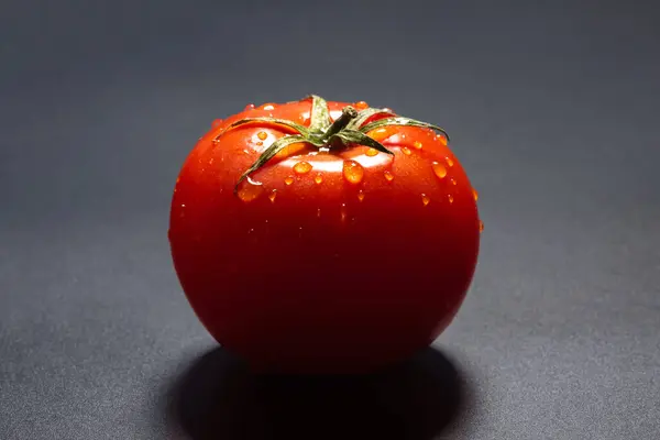 Tomat Merah Dengan Tetes Air Latar Belakang Gelap Sayuran Organik Stok Lukisan  